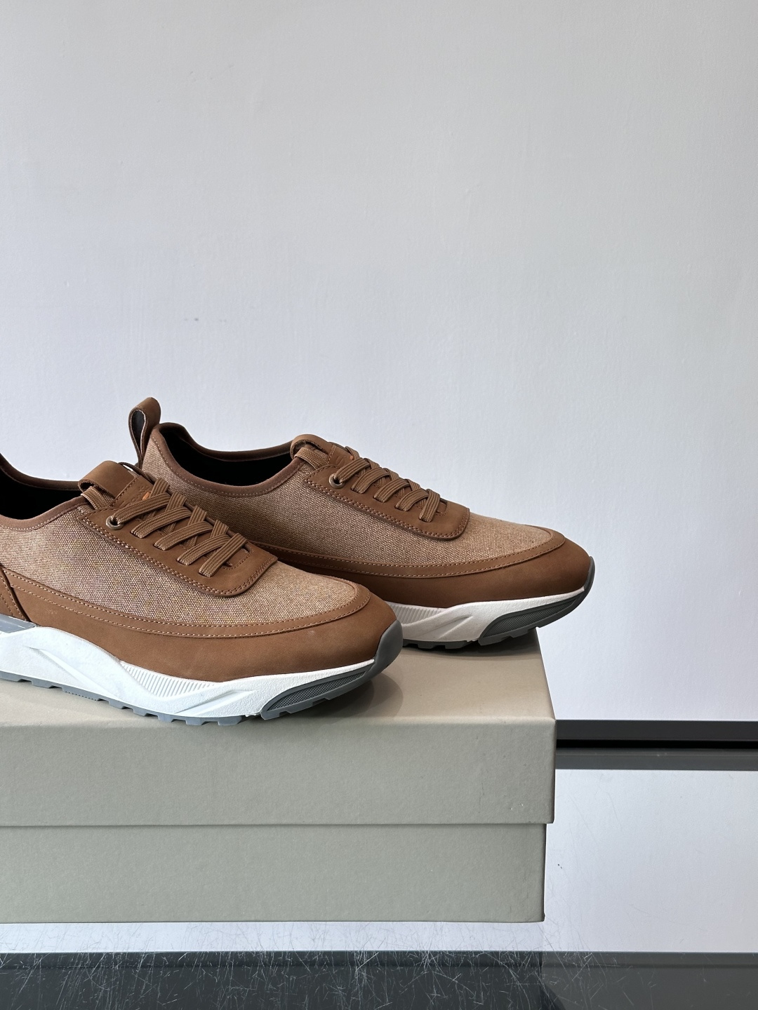 Saucony男士跑鞋​​💙Saucony这款跑鞋，采用CORDURA织物，防泼水又耐磨，雨天通勤也OK