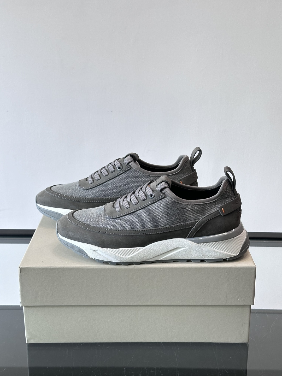 Saucony男士跑鞋​​💙Saucony这款跑鞋，采用CORDURA织物，防泼水又耐磨，雨天通勤也OK