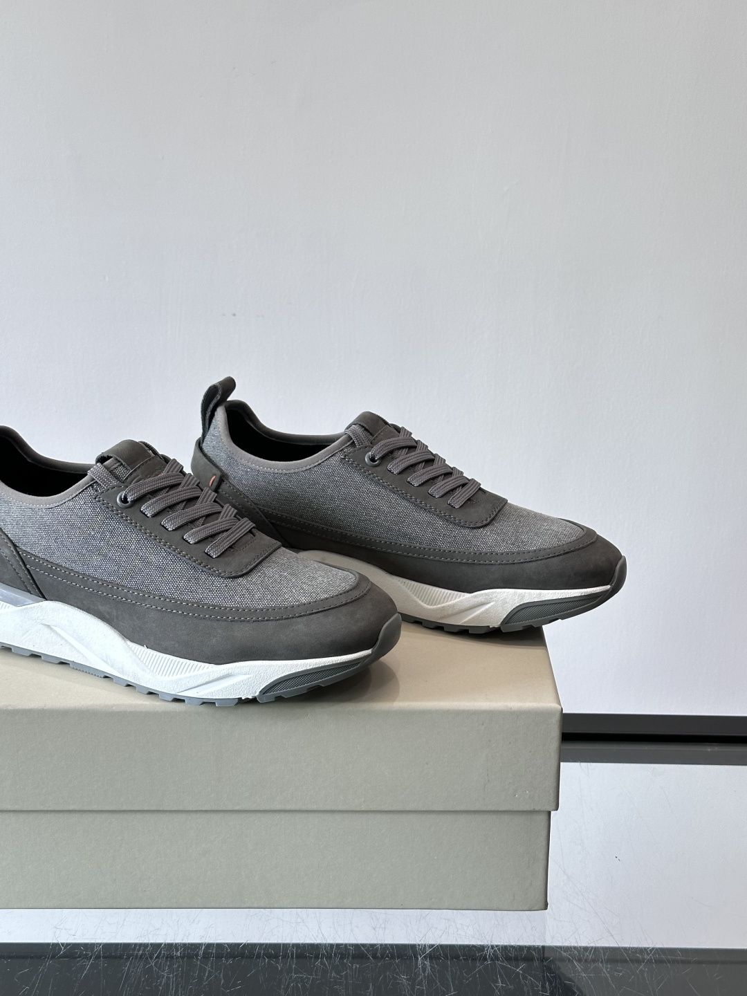Saucony男士跑鞋​​💙Saucony这款跑鞋，采用CORDURA织物，防泼水又耐磨，雨天通勤也OK