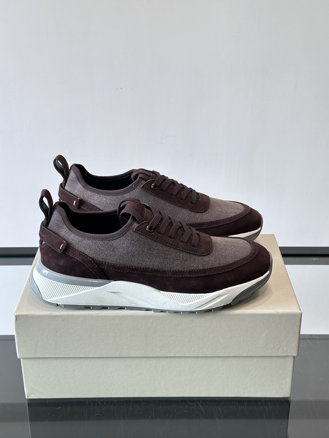 NO:729241,Saucony men's running shoes Saucony's running shoes are made of CORDURA fabric, which is water-repellent and wear-resistant, so they are OK for commuting in rainy days!  The double-layer midsole is super soft, so you won’t feel tired after standing for a long time. The outsole holds it firmly and has a super layered look. The “saucony” logo is embossed on the side, which is low-key and high-end. It is versatile for daily wear or light exercise, and has both functionality and fashion sense!  , size39-44 (45.46 customized),19860909Saucony男士跑鞋 Saucony这款跑鞋,采用CORDURA织物,防泼水又耐磨,雨天通勤也OK！双层中底超柔软,久站不累脚,大底稳稳托住,视觉超有层次感.侧身烫金“saucony”标志,低调又高级,日常穿搭或轻运动都很百搭,兼具功能与时尚感！ ,size39-44（45.46定制）,,Men's shoes