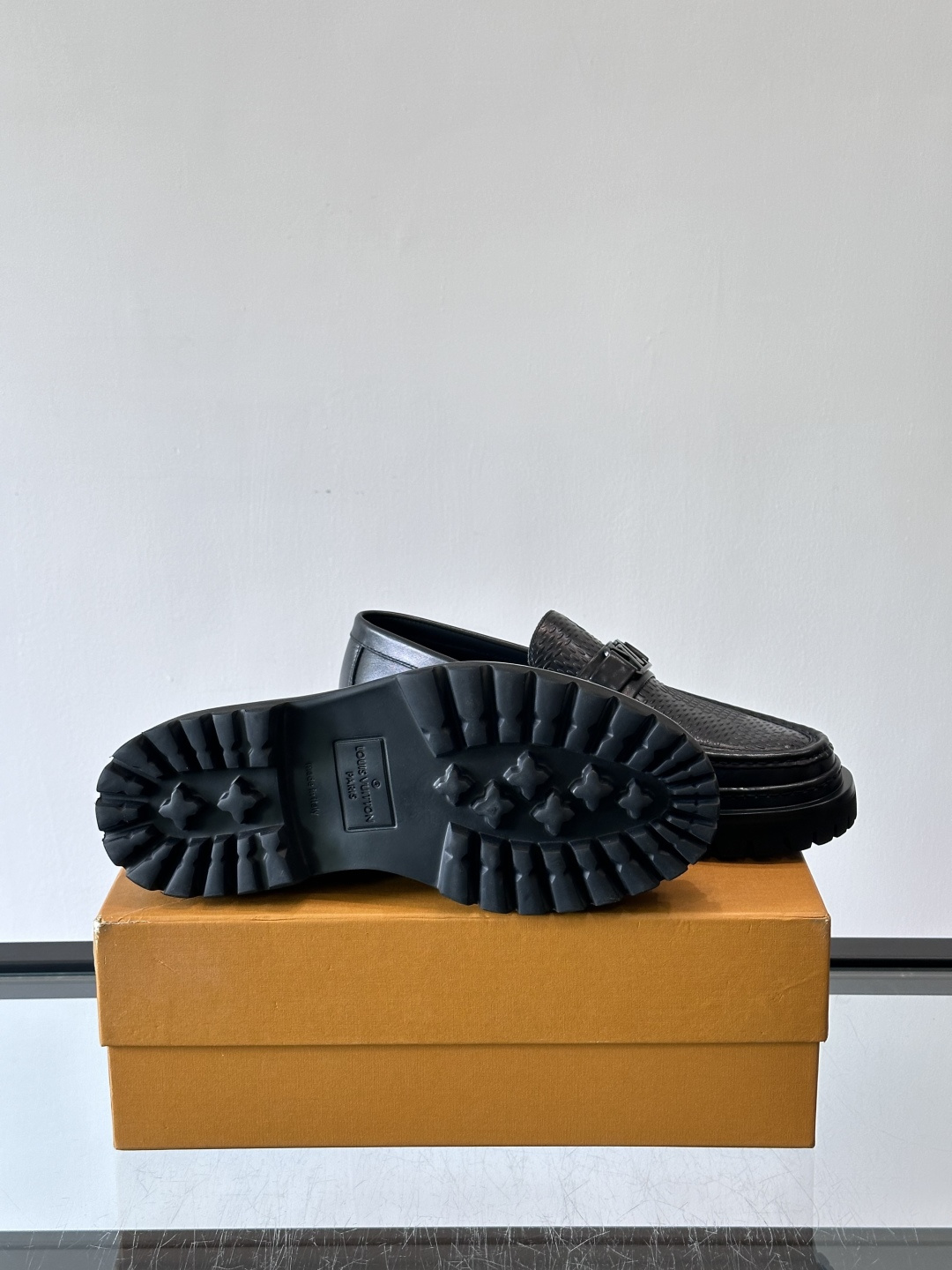 ✨LV Monogram乐福鞋，经典牛皮+压花图案，品牌辨识度超高！厚底橡胶设计，穿着舒适又耐磨，通勤休