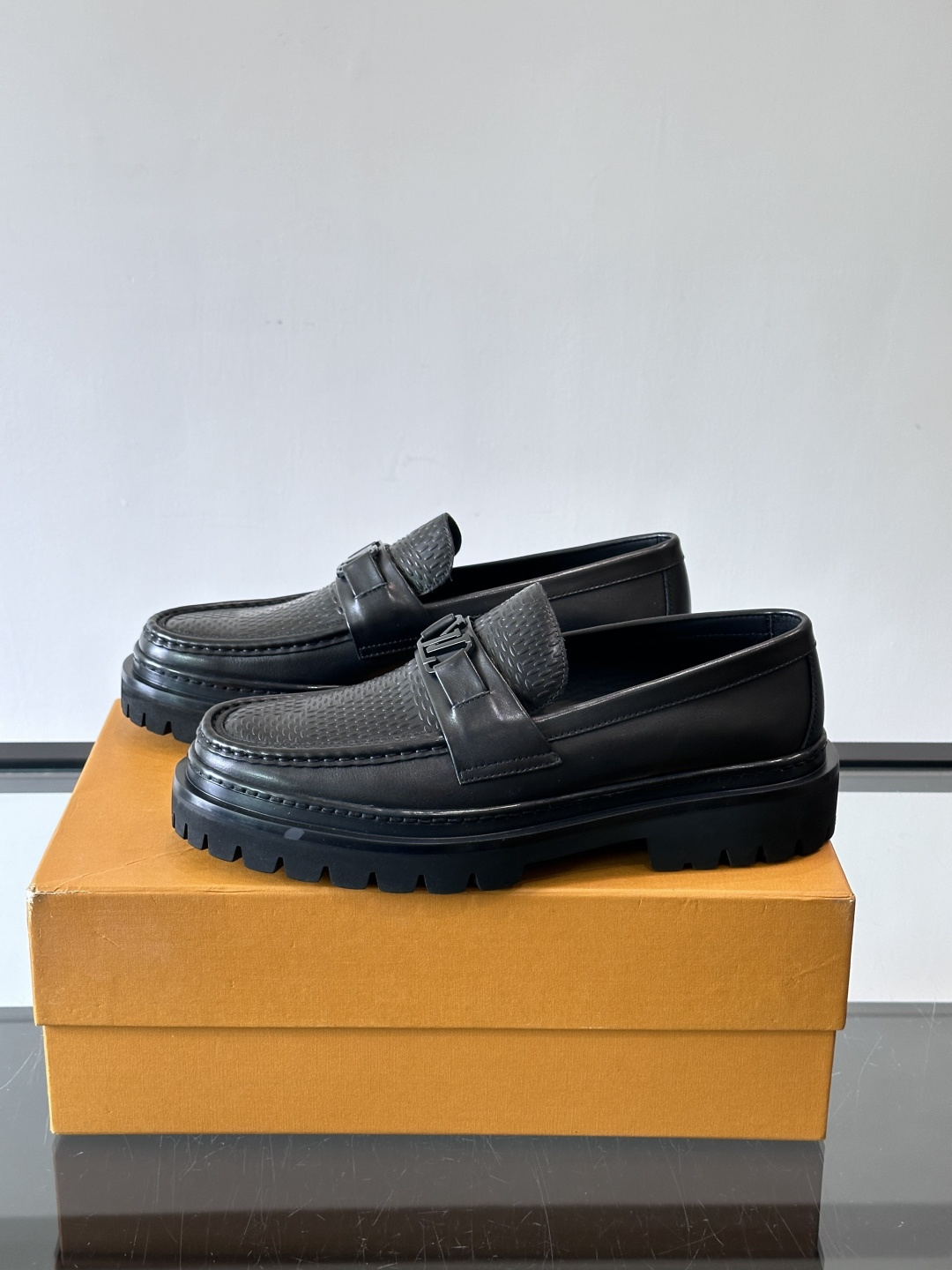 ✨LV Monogram乐福鞋，经典牛皮+压花图案，品牌辨识度超高！厚底橡胶设计，穿着舒适又耐磨，通勤休