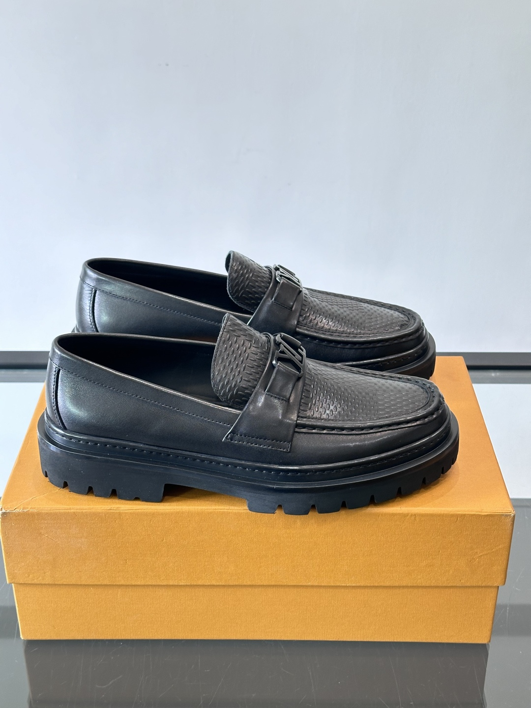 ✨LV Monogram乐福鞋，经典牛皮+压花图案，品牌辨识度超高！厚底橡胶设计，穿着舒适又耐磨，通勤休