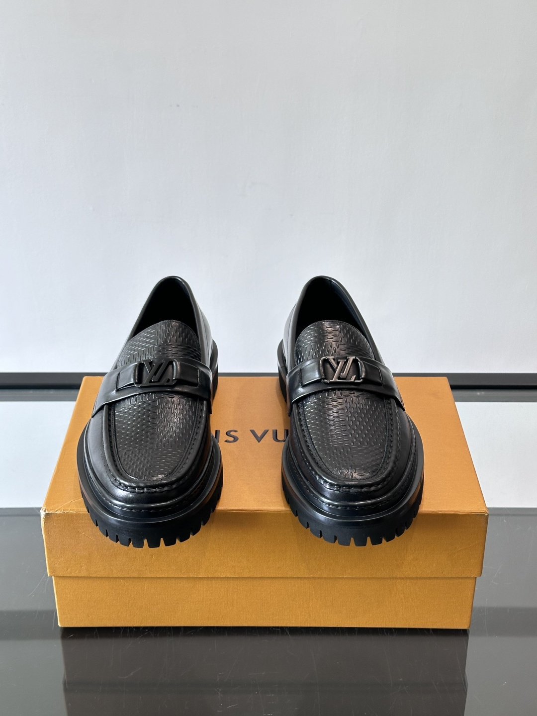 ✨LV Monogram乐福鞋，经典牛皮+压花图案，品牌辨识度超高！厚底橡胶设计，穿着舒适又耐磨，通勤休