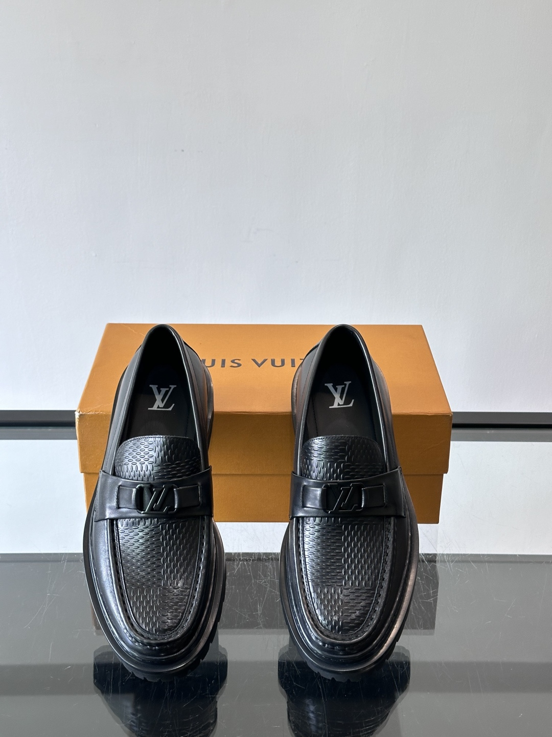 ✨LV Monogram乐福鞋，经典牛皮+压花图案，品牌辨识度超高！厚底橡胶设计，穿着舒适又耐磨，通勤休