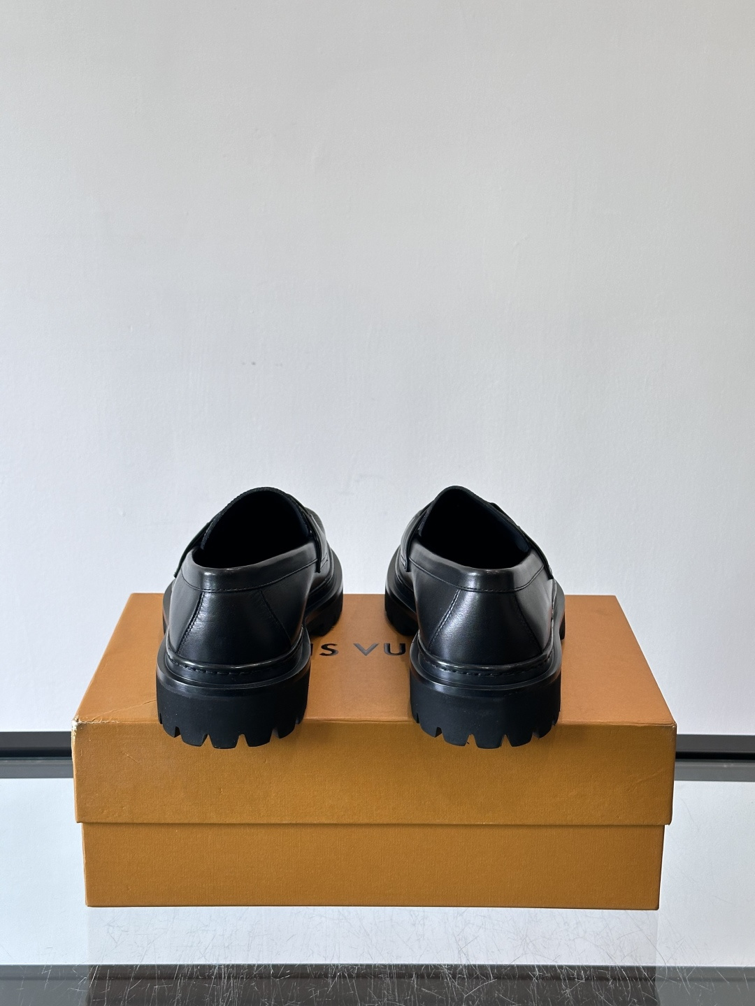 ✨LV Monogram乐福鞋，经典牛皮+压花图案，品牌辨识度超高！厚底橡胶设计，穿着舒适又耐磨，通勤休