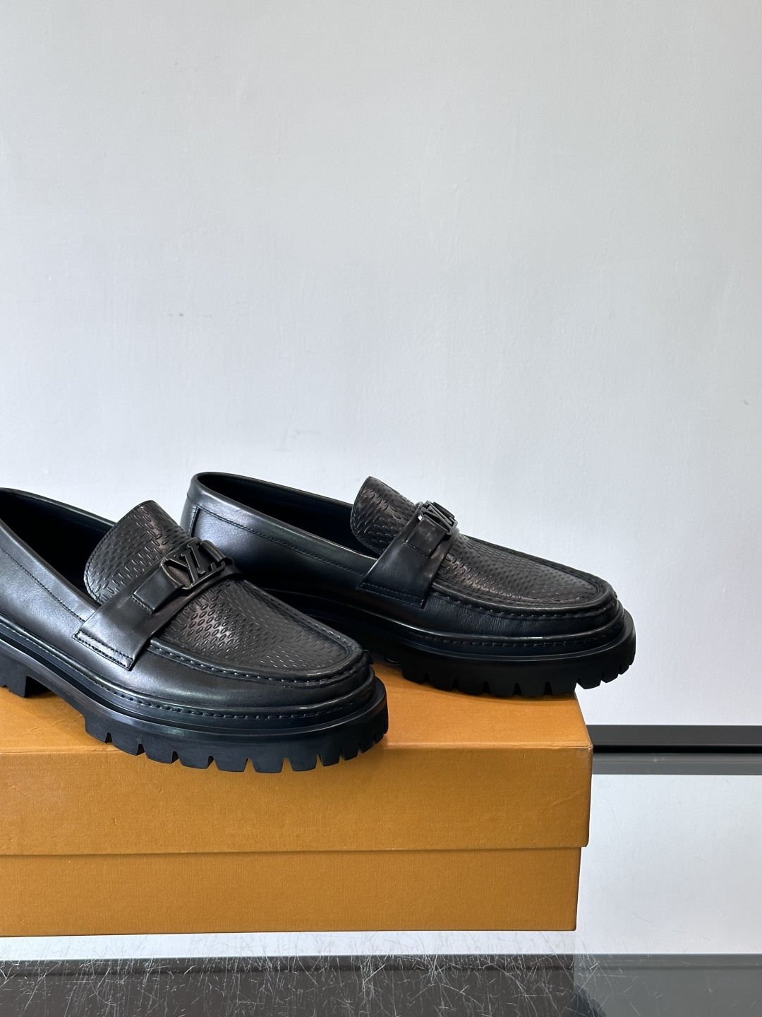 ✨LV Monogram乐福鞋，经典牛皮+压花图案，品牌辨识度超高！厚底橡胶设计，穿着舒适又耐磨，通勤休