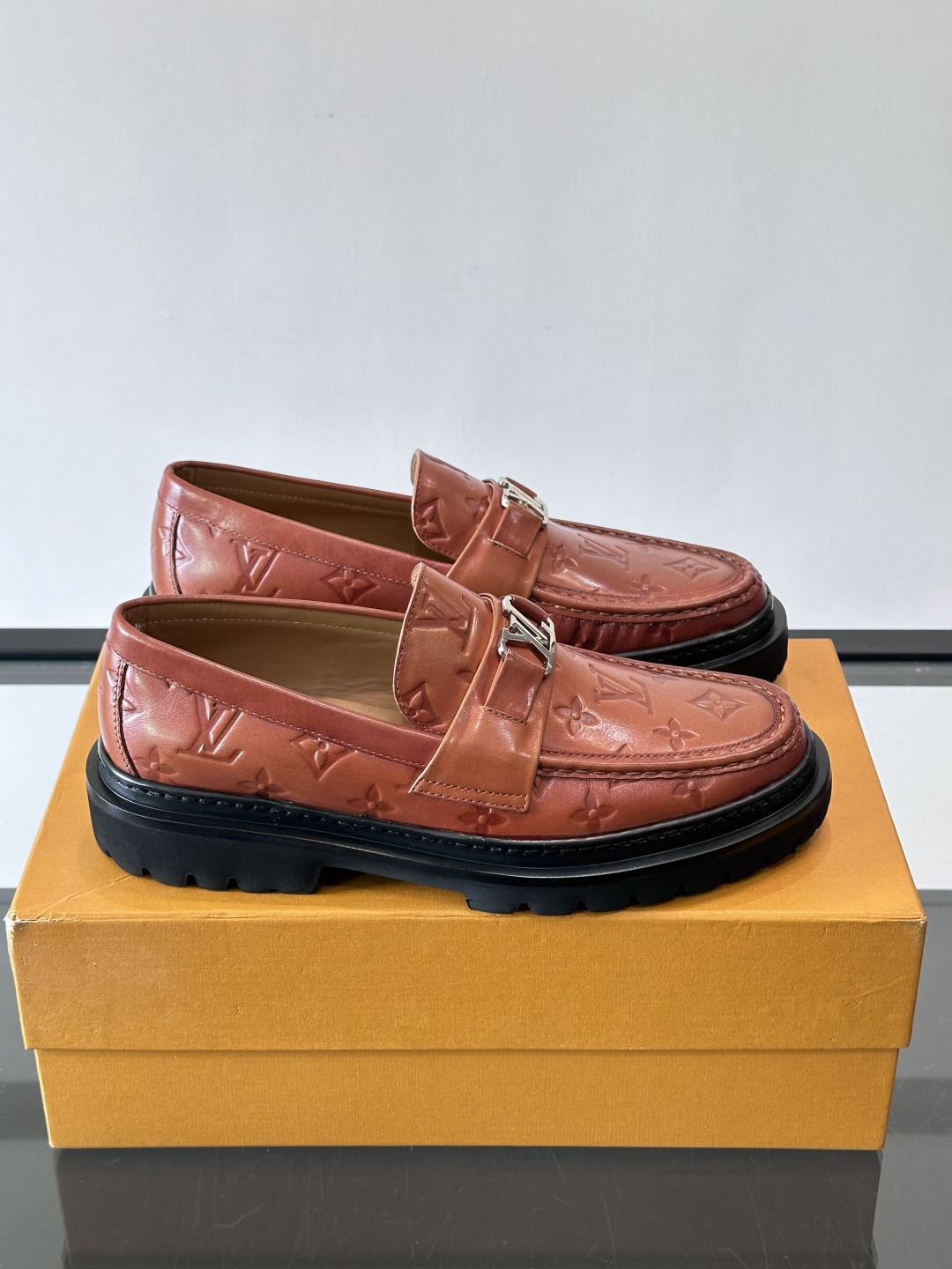 ✨LV Monogram乐福鞋，经典牛皮+压花图案，品牌辨识度超高！厚底橡胶设计，穿着舒适又耐磨，通勤休