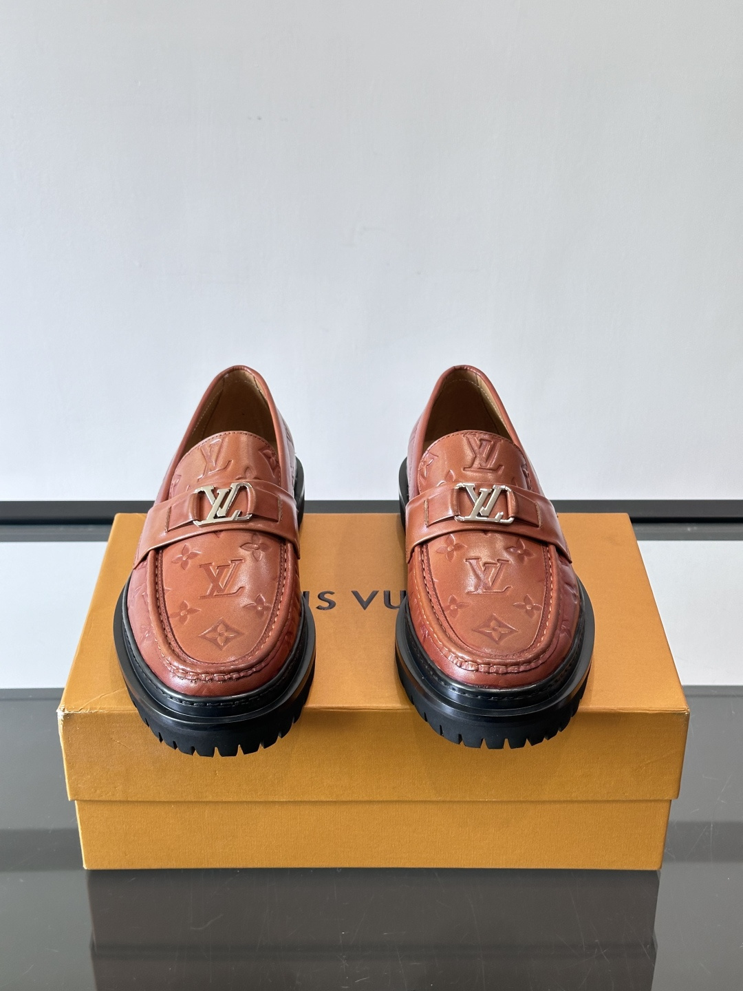 ✨LV Monogram乐福鞋，经典牛皮+压花图案，品牌辨识度超高！厚底橡胶设计，穿着舒适又耐磨，通勤休