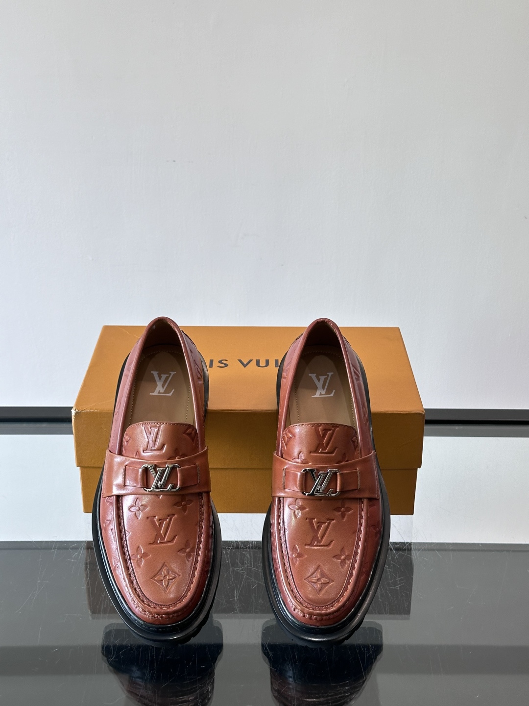 ✨LV Monogram乐福鞋，经典牛皮+压花图案，品牌辨识度超高！厚底橡胶设计，穿着舒适又耐磨，通勤休