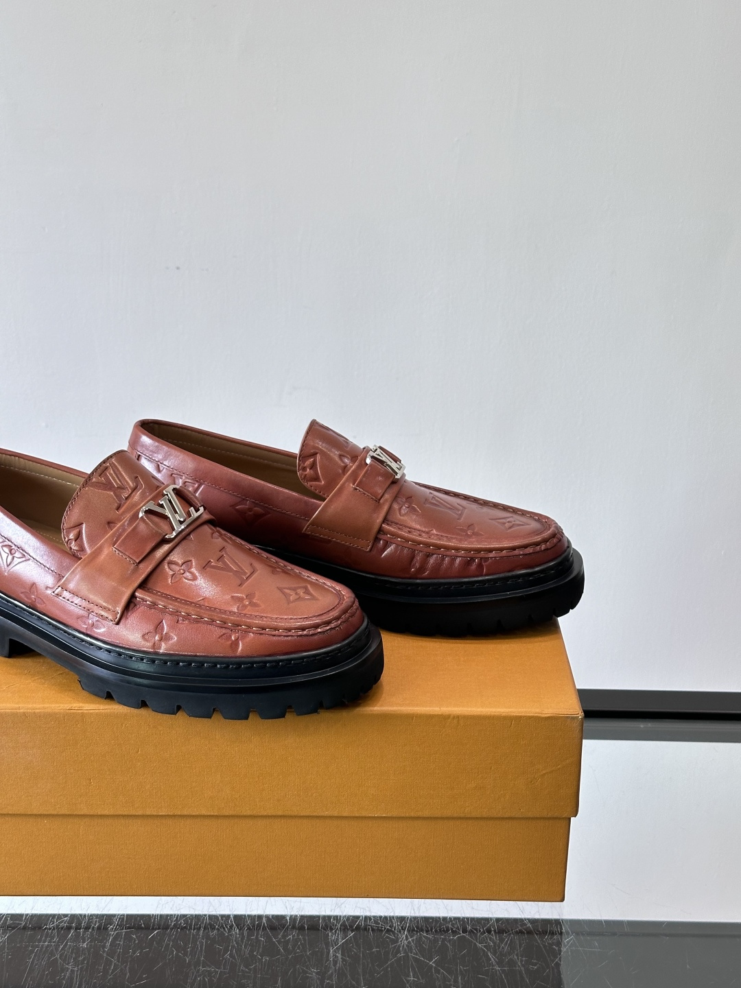 ✨LV Monogram乐福鞋，经典牛皮+压花图案，品牌辨识度超高！厚底橡胶设计，穿着舒适又耐磨，通勤休