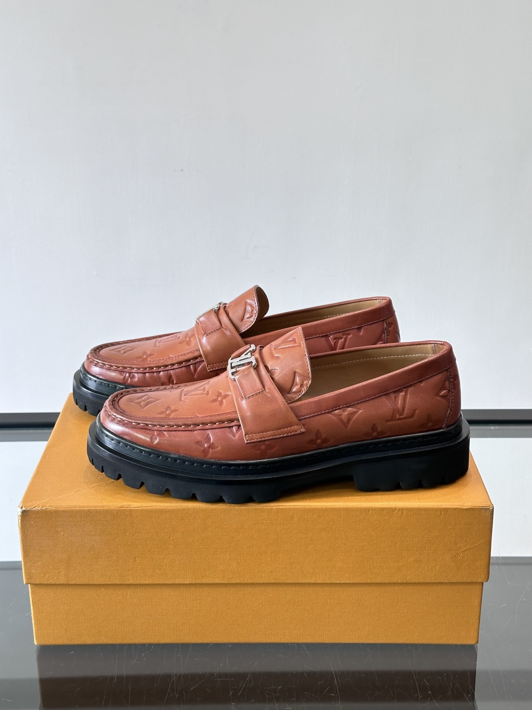 ✨LV Monogram乐福鞋，经典牛皮+压花图案，品牌辨识度超高！厚底橡胶设计，穿着舒适又耐磨，通勤休