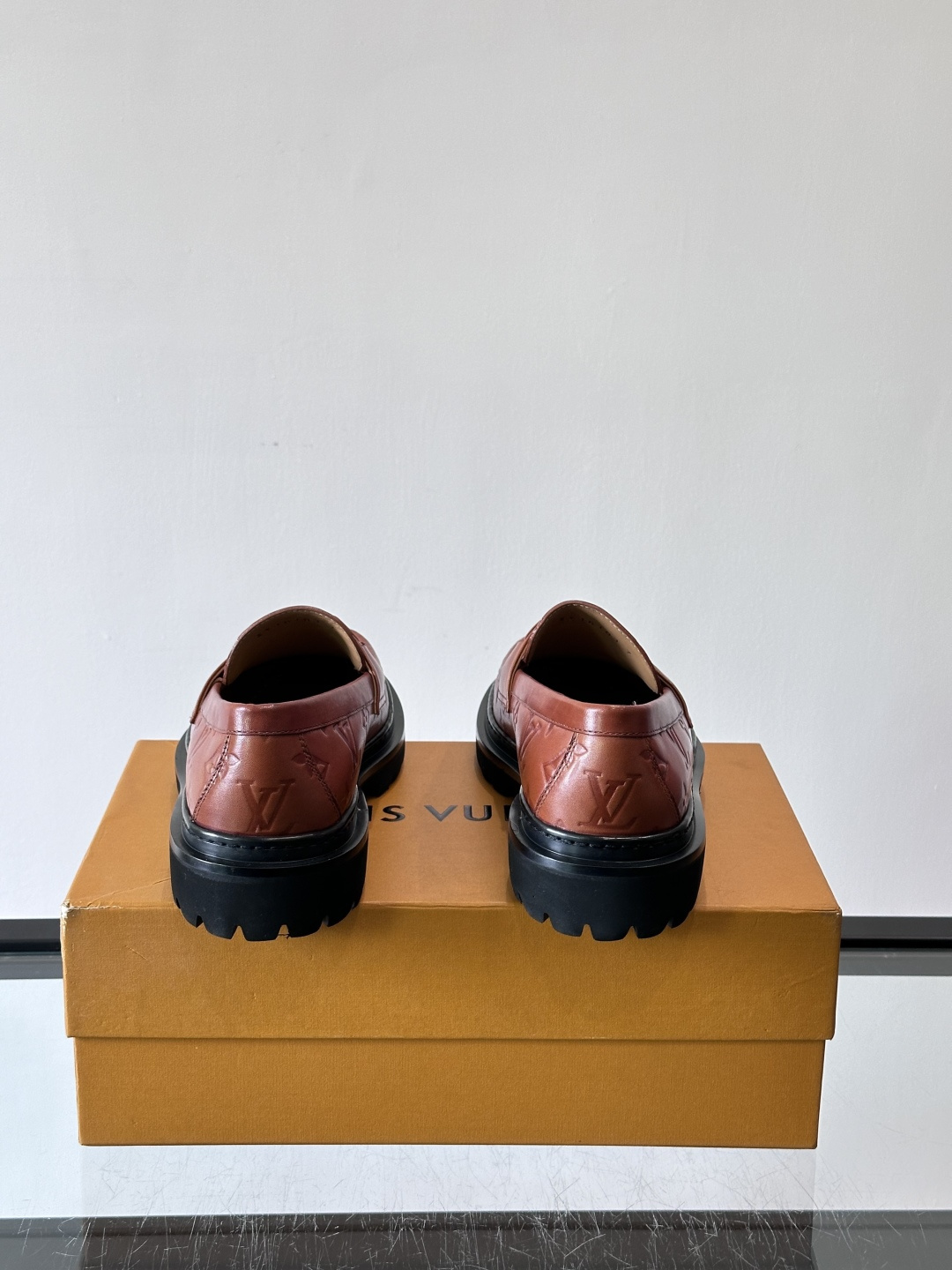 ✨LV Monogram乐福鞋，经典牛皮+压花图案，品牌辨识度超高！厚底橡胶设计，穿着舒适又耐磨，通勤休