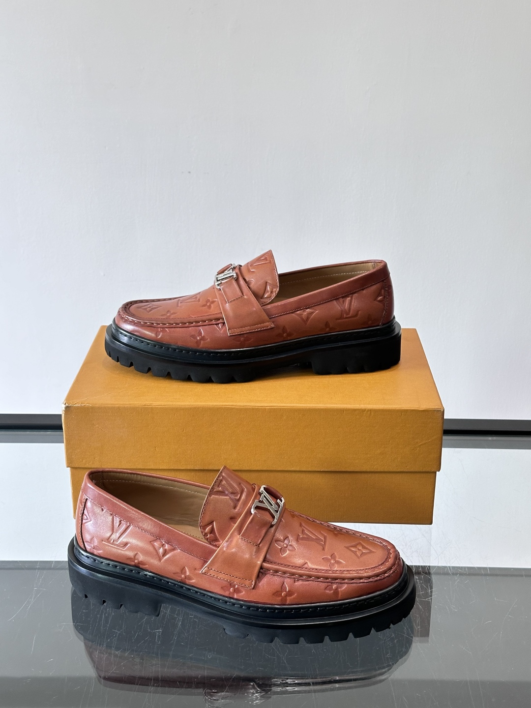 ✨LV Monogram乐福鞋，经典牛皮+压花图案，品牌辨识度超高！厚底橡胶设计，穿着舒适又耐磨，通勤休