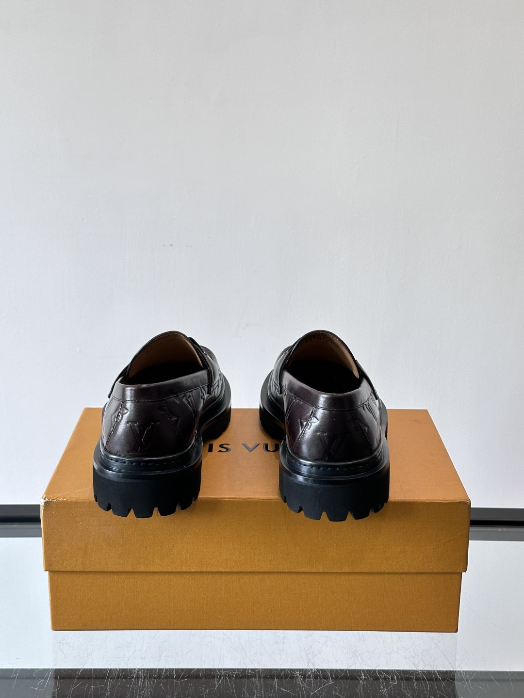 ✨LV Monogram乐福鞋，经典牛皮+压花图案，品牌辨识度超高！厚底橡胶设计，穿着舒适又耐磨，通勤休