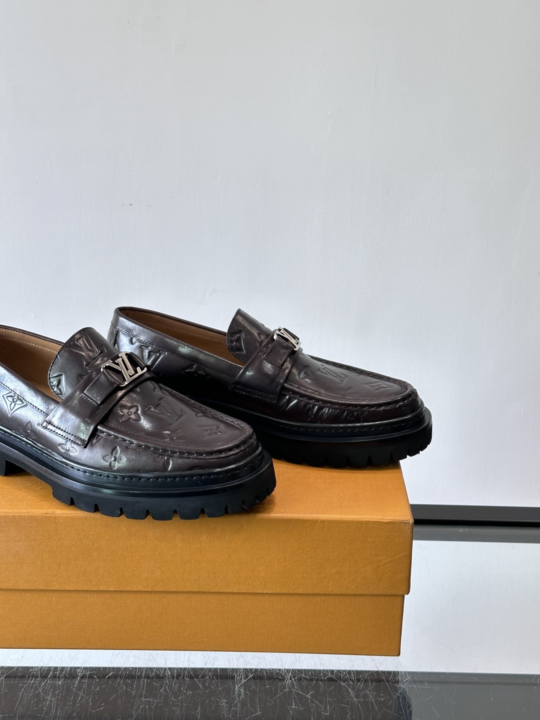 ✨LV Monogram乐福鞋，经典牛皮+压花图案，品牌辨识度超高！厚底橡胶设计，穿着舒适又耐磨，通勤休