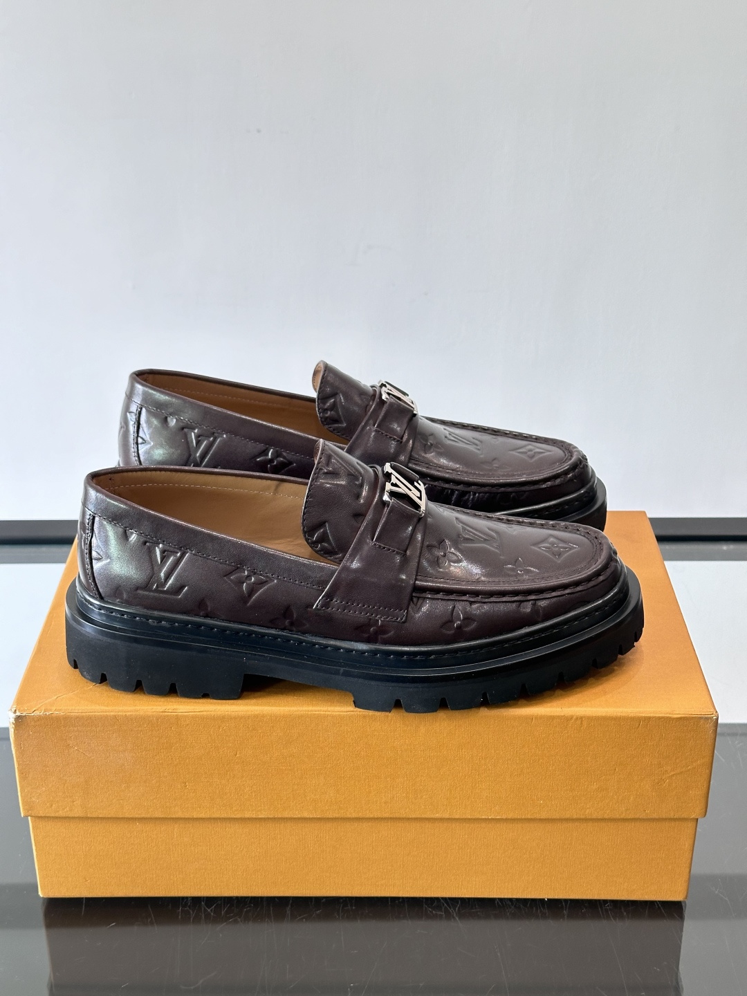 ✨LV Monogram乐福鞋，经典牛皮+压花图案，品牌辨识度超高！厚底橡胶设计，穿着舒适又耐磨，通勤休