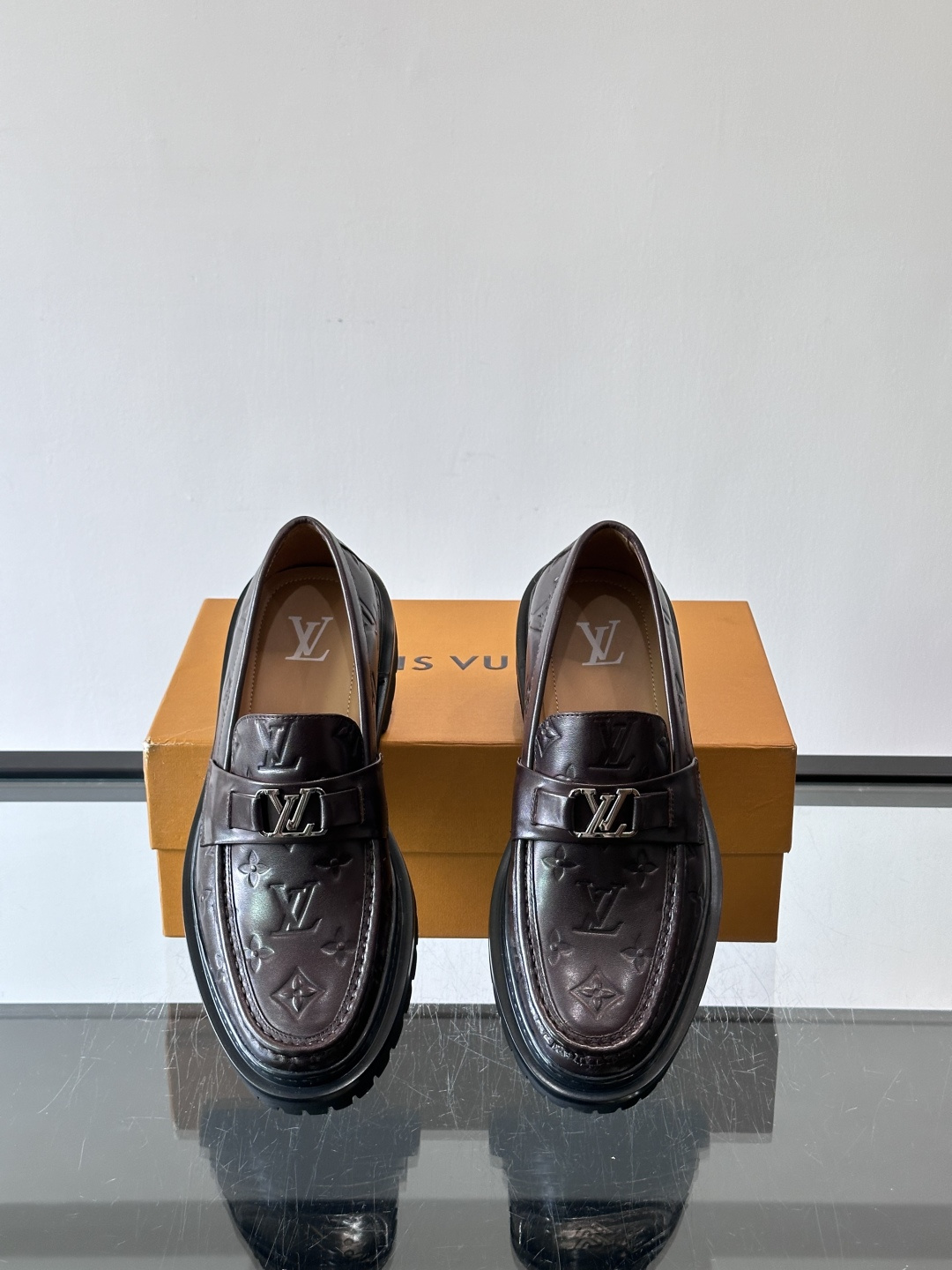 ✨LV Monogram乐福鞋，经典牛皮+压花图案，品牌辨识度超高！厚底橡胶设计，穿着舒适又耐磨，通勤休