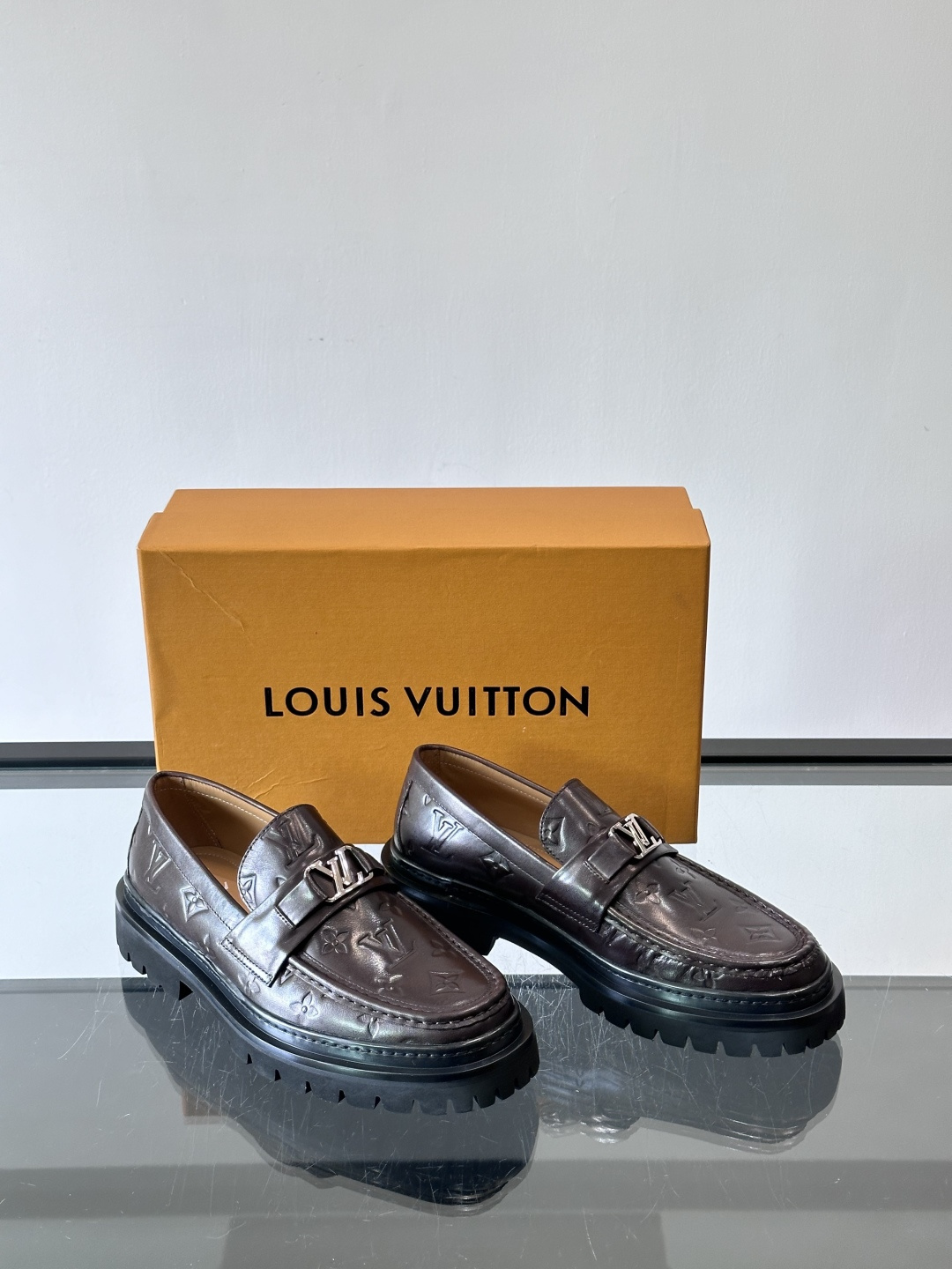 ✨LV Monogram乐福鞋，经典牛皮+压花图案，品牌辨识度超高！厚底橡胶设计，穿着舒适又耐磨，通勤休