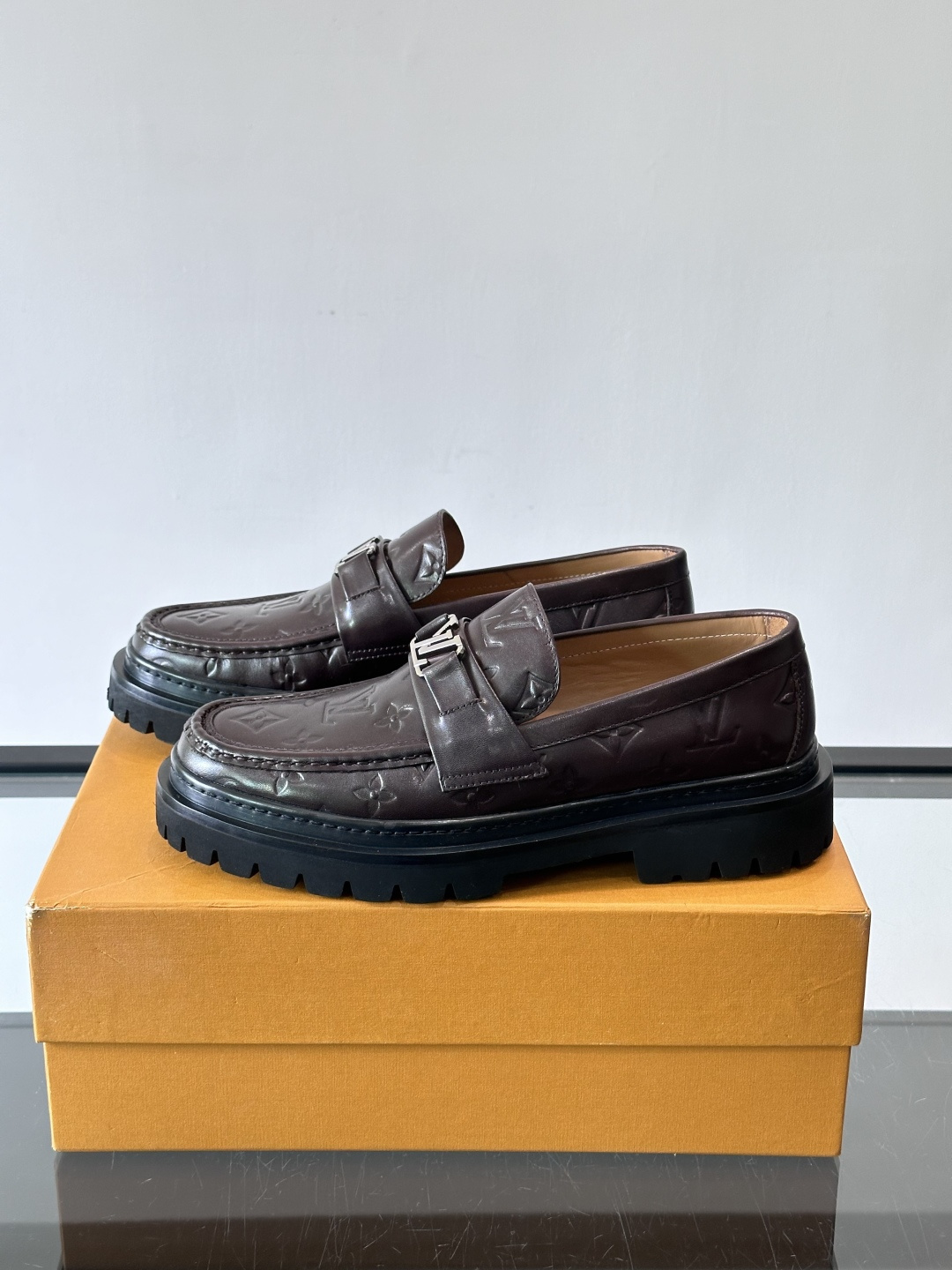 ✨LV Monogram乐福鞋，经典牛皮+压花图案，品牌辨识度超高！厚底橡胶设计，穿着舒适又耐磨，通勤休