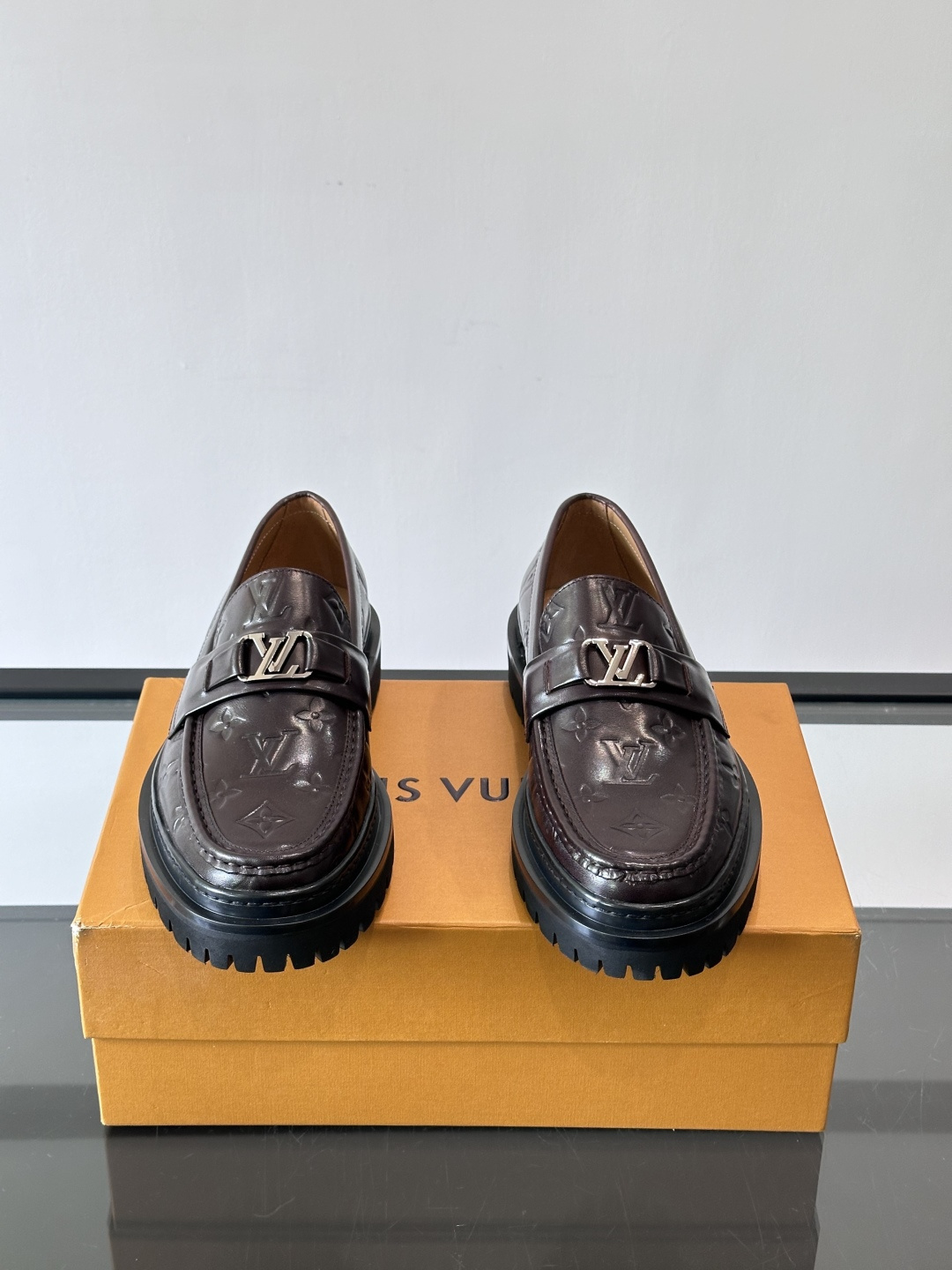 ✨LV Monogram乐福鞋，经典牛皮+压花图案，品牌辨识度超高！厚底橡胶设计，穿着舒适又耐磨，通勤休