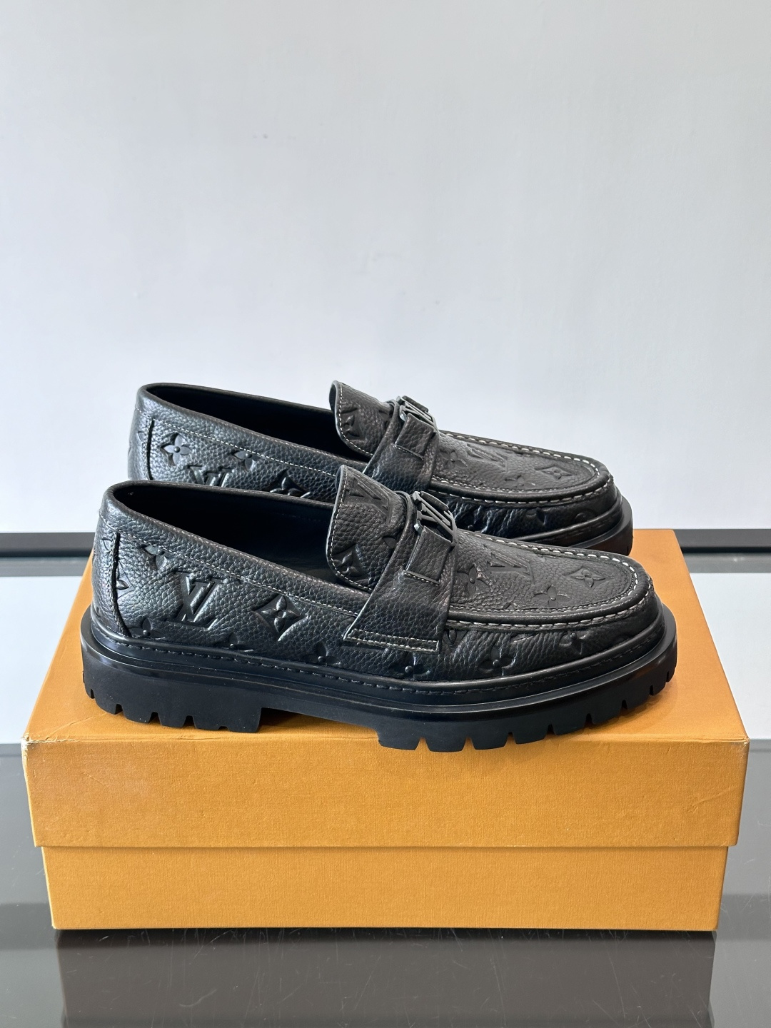 ✨LV Monogram乐福鞋，经典牛皮+压花图案，品牌辨识度超高！厚底橡胶设计，穿着舒适又耐磨，通勤休