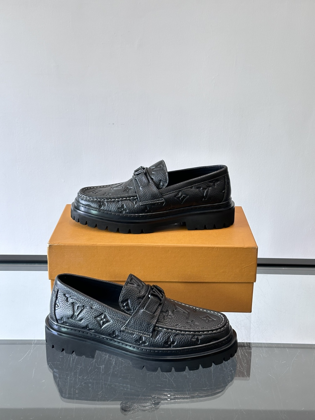 ✨LV Monogram乐福鞋，经典牛皮+压花图案，品牌辨识度超高！厚底橡胶设计，穿着舒适又耐磨，通勤休