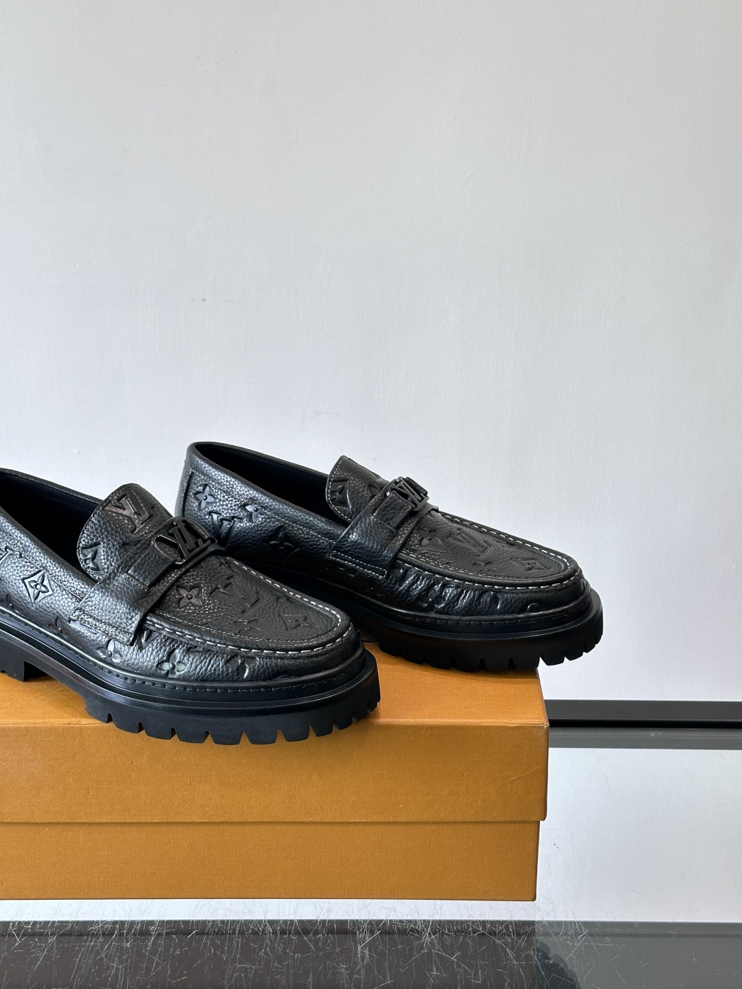 ✨LV Monogram乐福鞋，经典牛皮+压花图案，品牌辨识度超高！厚底橡胶设计，穿着舒适又耐磨，通勤休