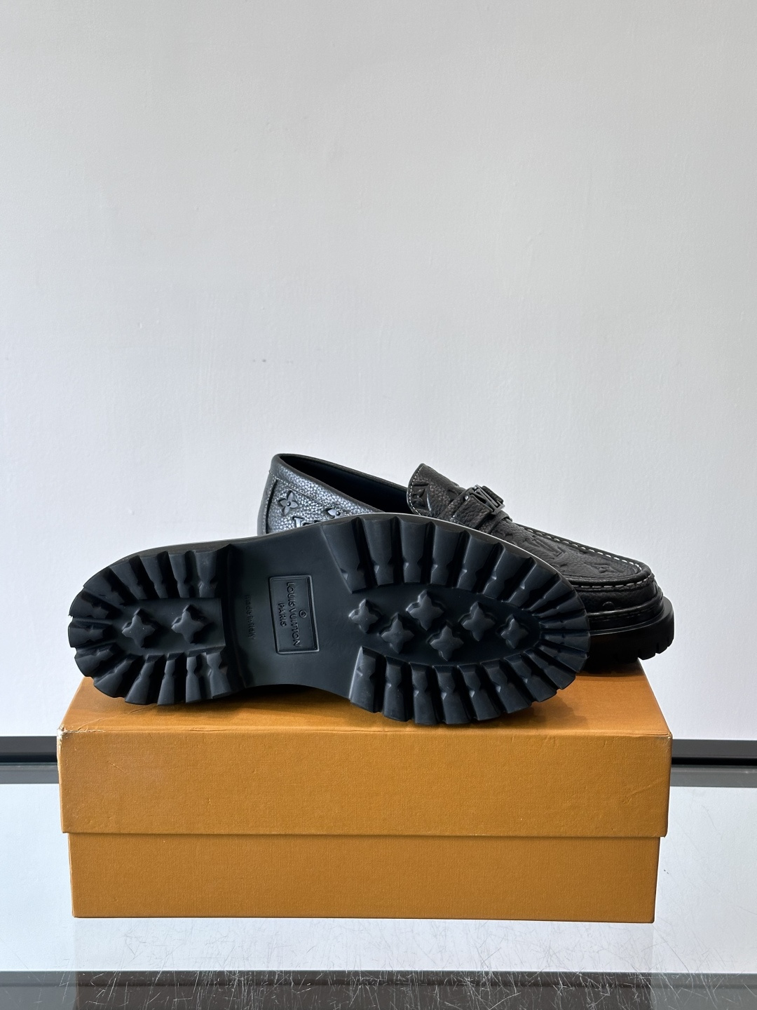 ✨LV Monogram乐福鞋，经典牛皮+压花图案，品牌辨识度超高！厚底橡胶设计，穿着舒适又耐磨，通勤休