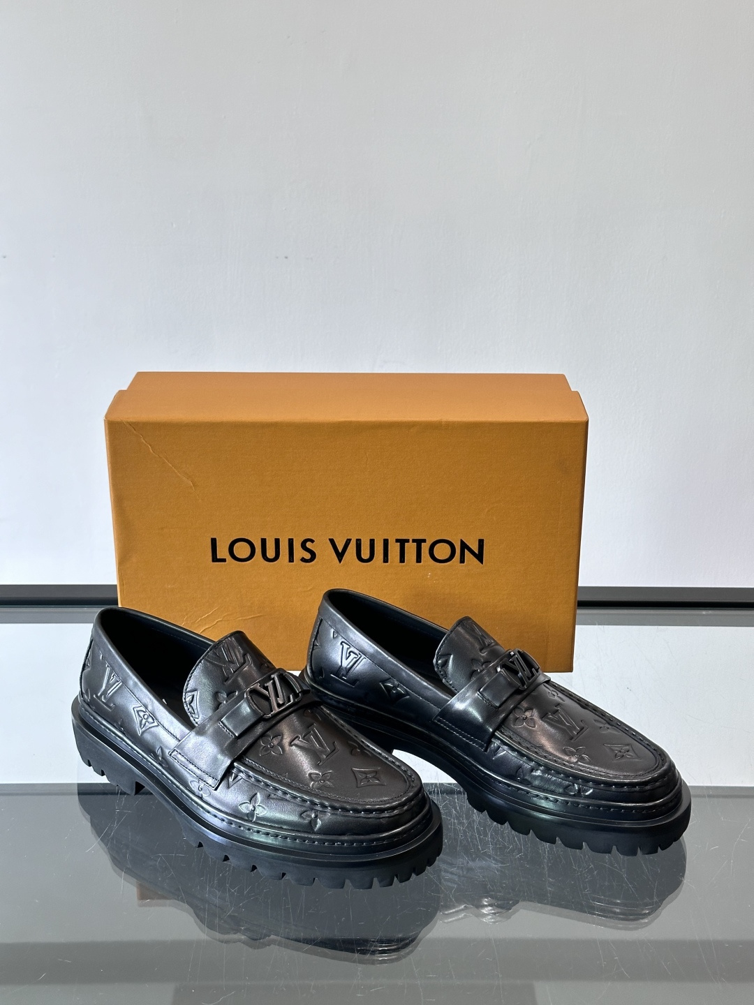 ✨LV Monogram乐福鞋，经典牛皮+压花图案，品牌辨识度超高！厚底橡胶设计，穿着舒适又耐磨，通勤休