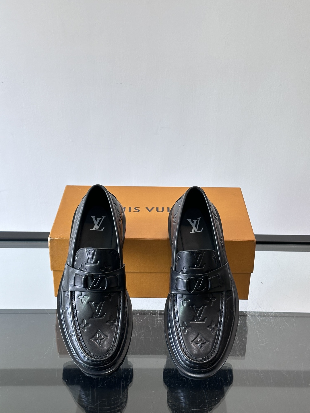 ✨LV Monogram乐福鞋，经典牛皮+压花图案，品牌辨识度超高！厚底橡胶设计，穿着舒适又耐磨，通勤休