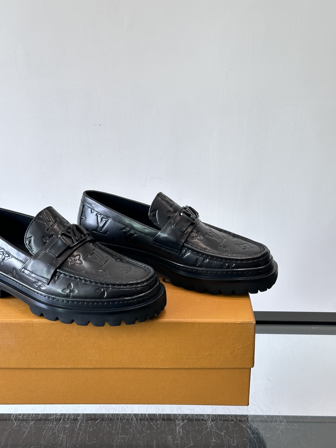 ✨LV Monogram乐福鞋，经典牛皮+压花图案，品牌辨识度超高！厚底橡胶设计，穿着舒适又耐磨，通勤休