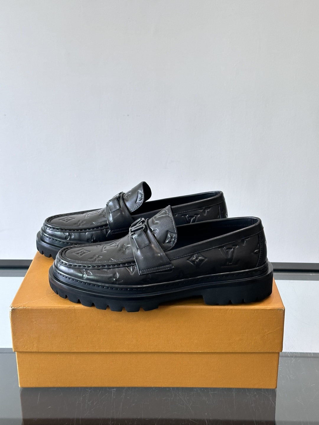 ✨LV Monogram乐福鞋，经典牛皮+压花图案，品牌辨识度超高！厚底橡胶设计，穿着舒适又耐磨，通勤休