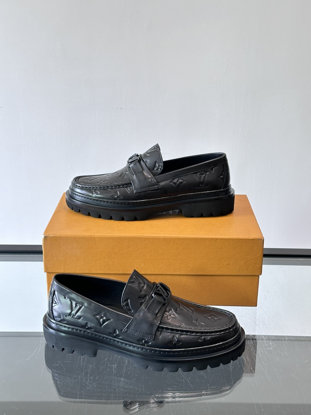 ✨LV Monogram乐福鞋，经典牛皮+压花图案，品牌辨识度超高！厚底橡胶设计，穿着舒适又耐磨，通勤休
