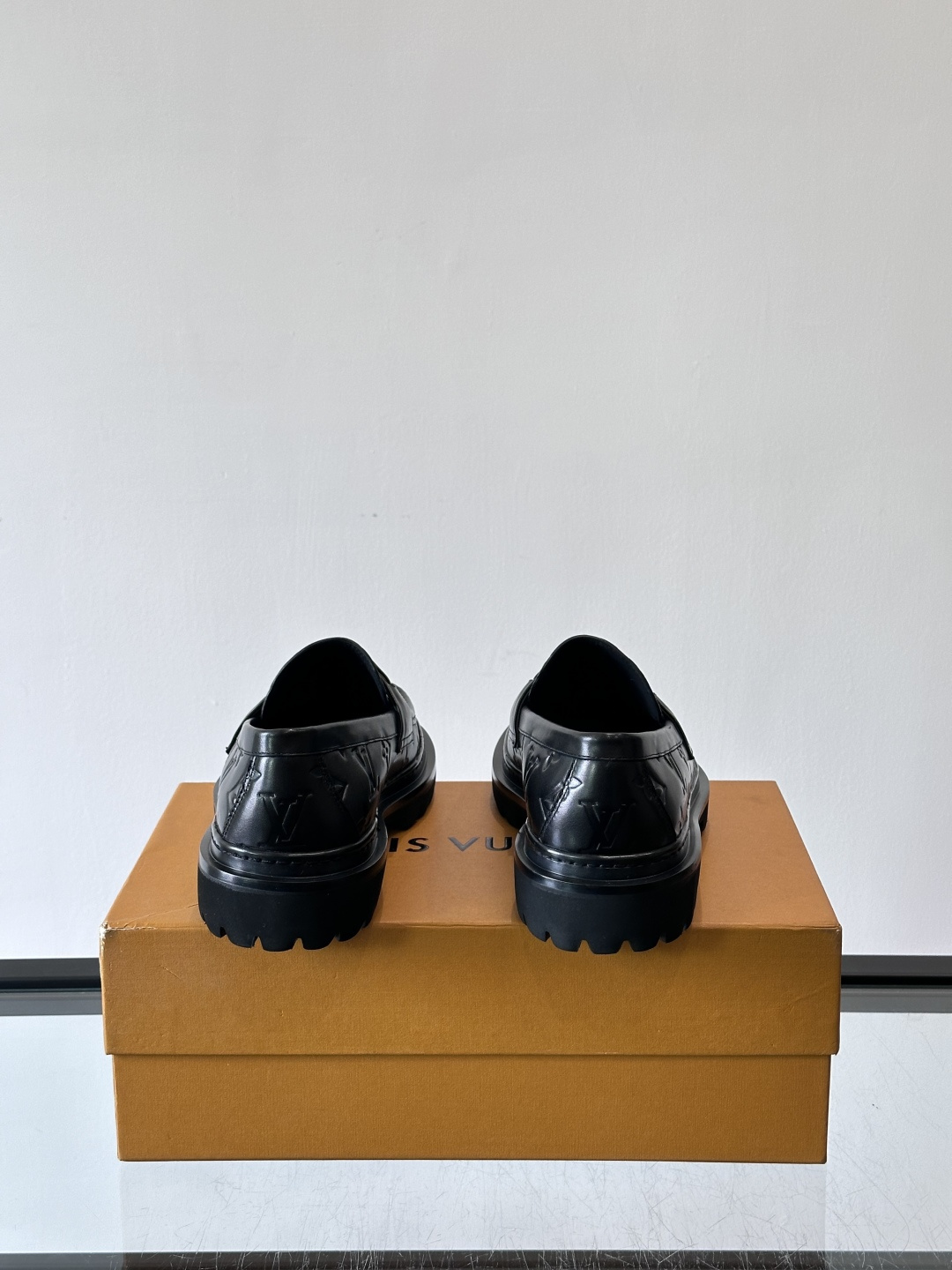 ✨LV Monogram乐福鞋，经典牛皮+压花图案，品牌辨识度超高！厚底橡胶设计，穿着舒适又耐磨，通勤休