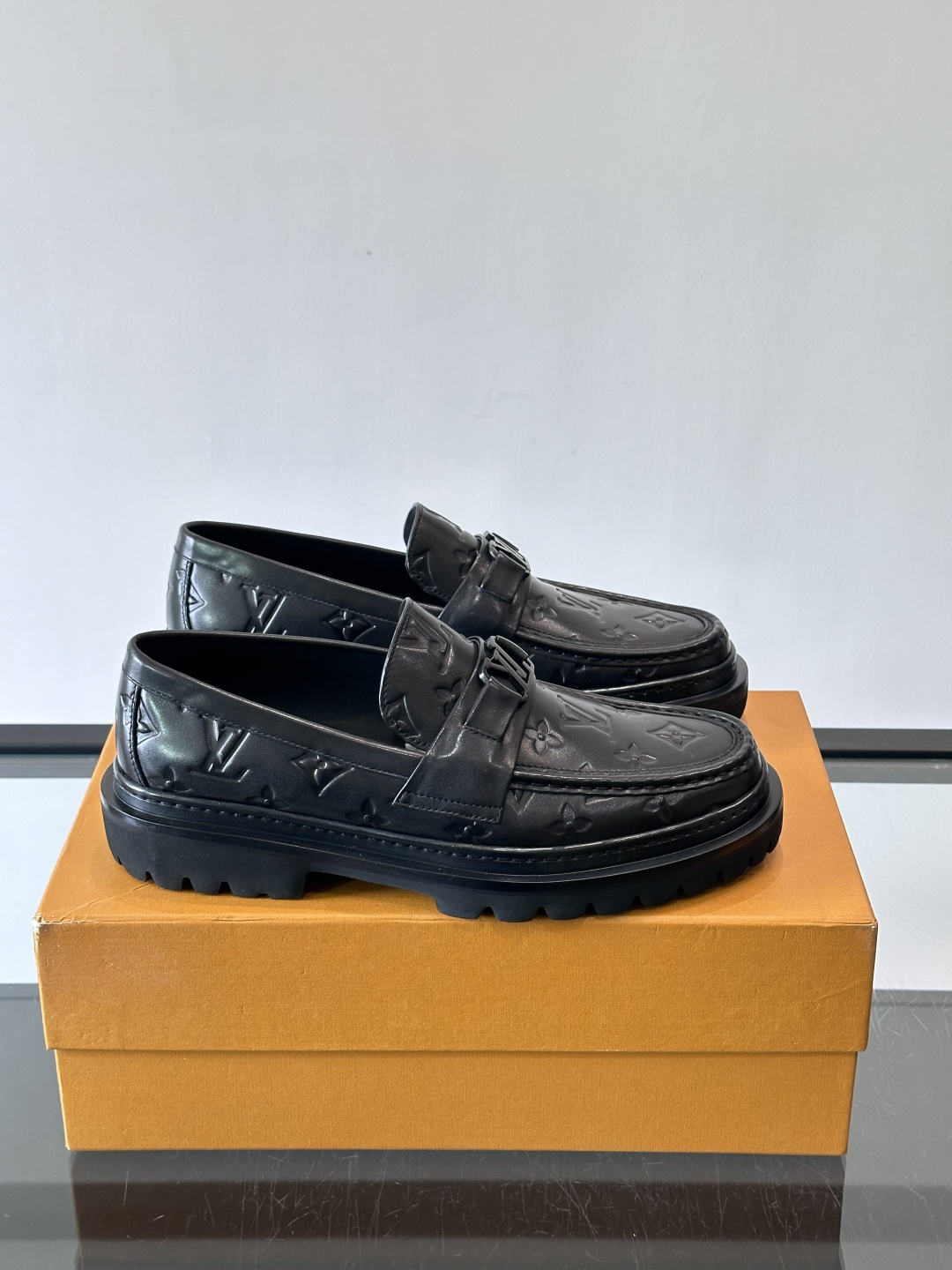 ✨LV Monogram乐福鞋，经典牛皮+压花图案，品牌辨识度超高！厚底橡胶设计，穿着舒适又耐磨，通勤休