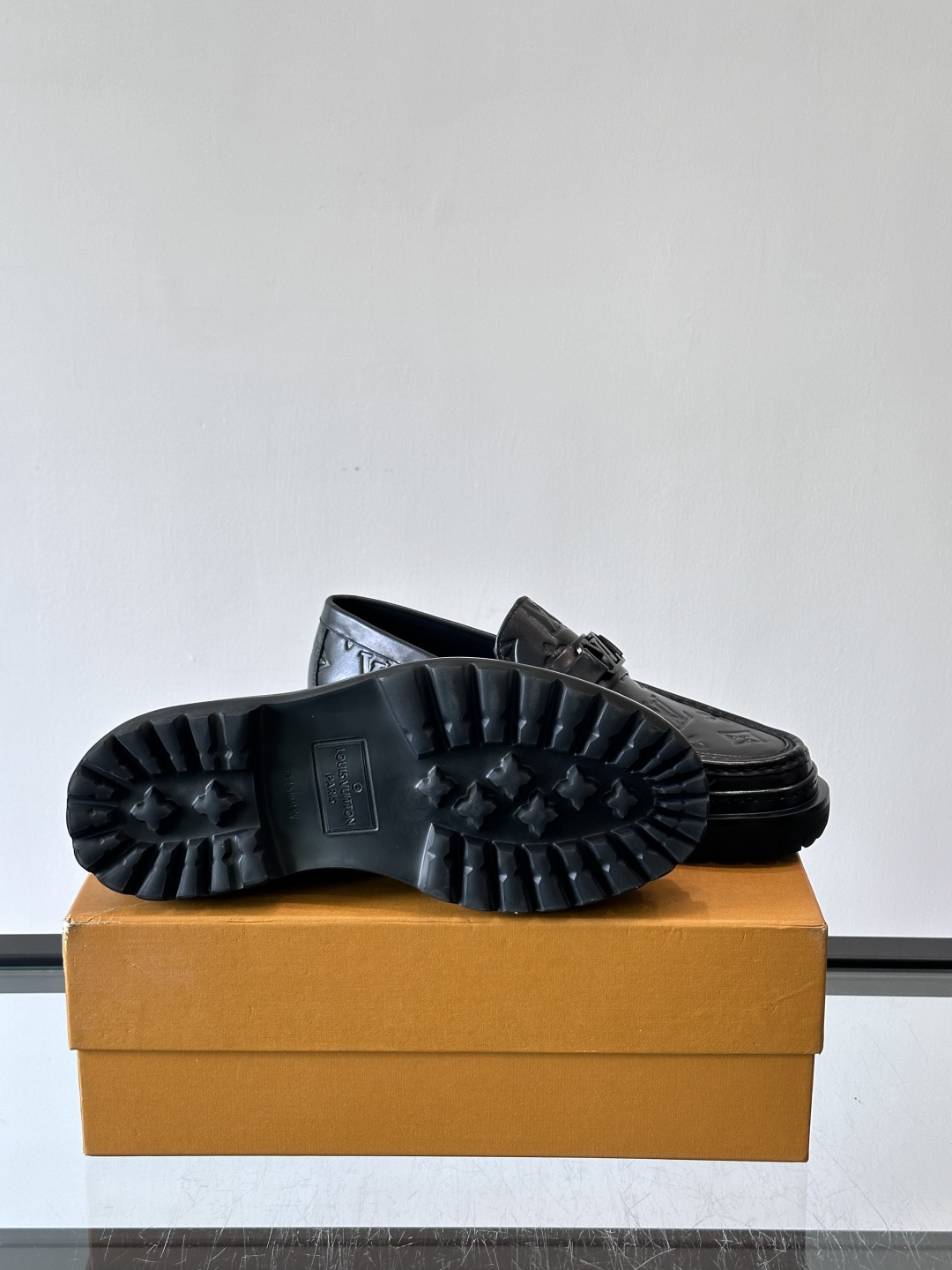 ✨LV Monogram乐福鞋，经典牛皮+压花图案，品牌辨识度超高！厚底橡胶设计，穿着舒适又耐磨，通勤休