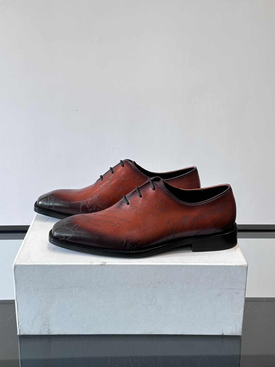 🖤Bur布鲁提这款男士商务皮鞋。真皮材质，质感细腻又耐用。经典系带+尖头，商务正式场合超适合！真皮大底，