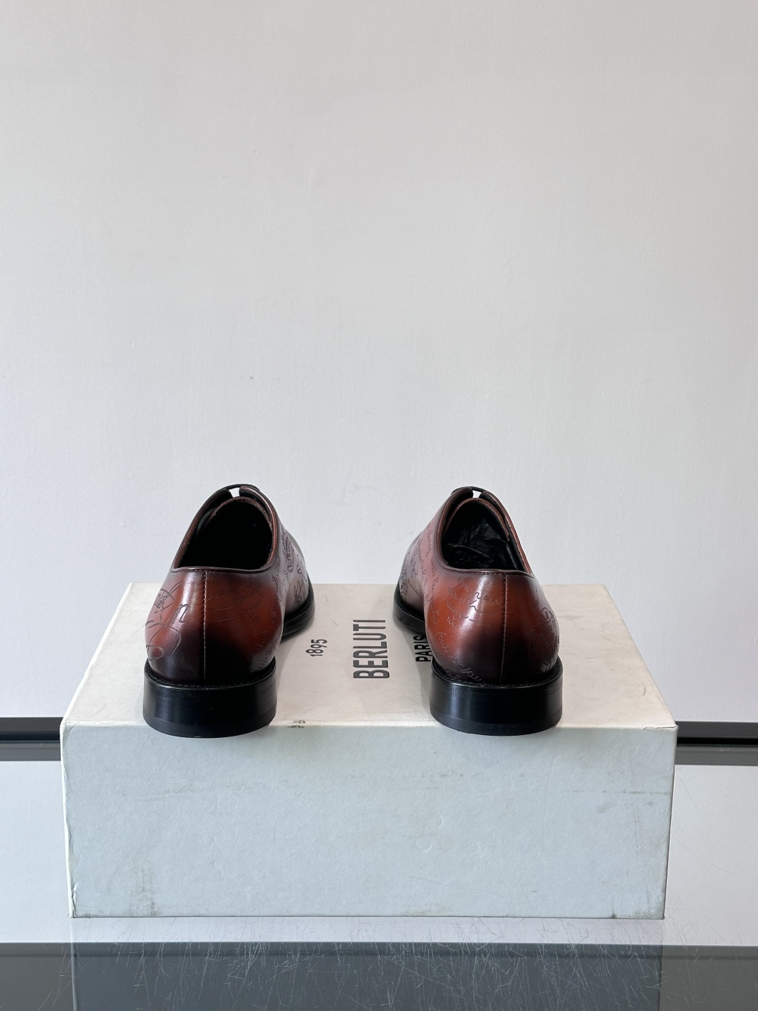 🖤Bur布鲁提这款男士商务皮鞋。真皮材质，质感细腻又耐用。经典系带+尖头，商务正式场合超适合！真皮大底，