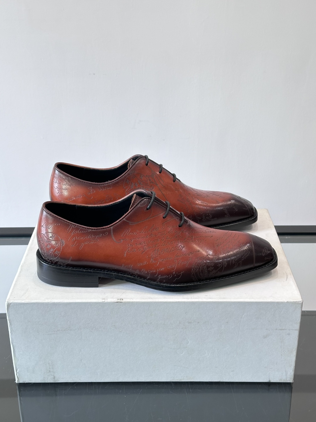 🖤Bur布鲁提这款男士商务皮鞋。真皮材质，质感细腻又耐用。经典系带+尖头，商务正式场合超适合！真皮大底，