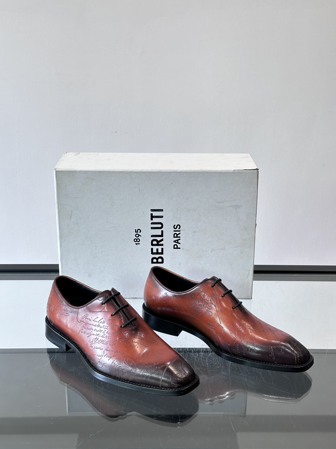 🖤Bur布鲁提这款男士商务皮鞋。真皮材质，质感细腻又耐用。经典系带+尖头，商务正式场合超适合！真皮大底，