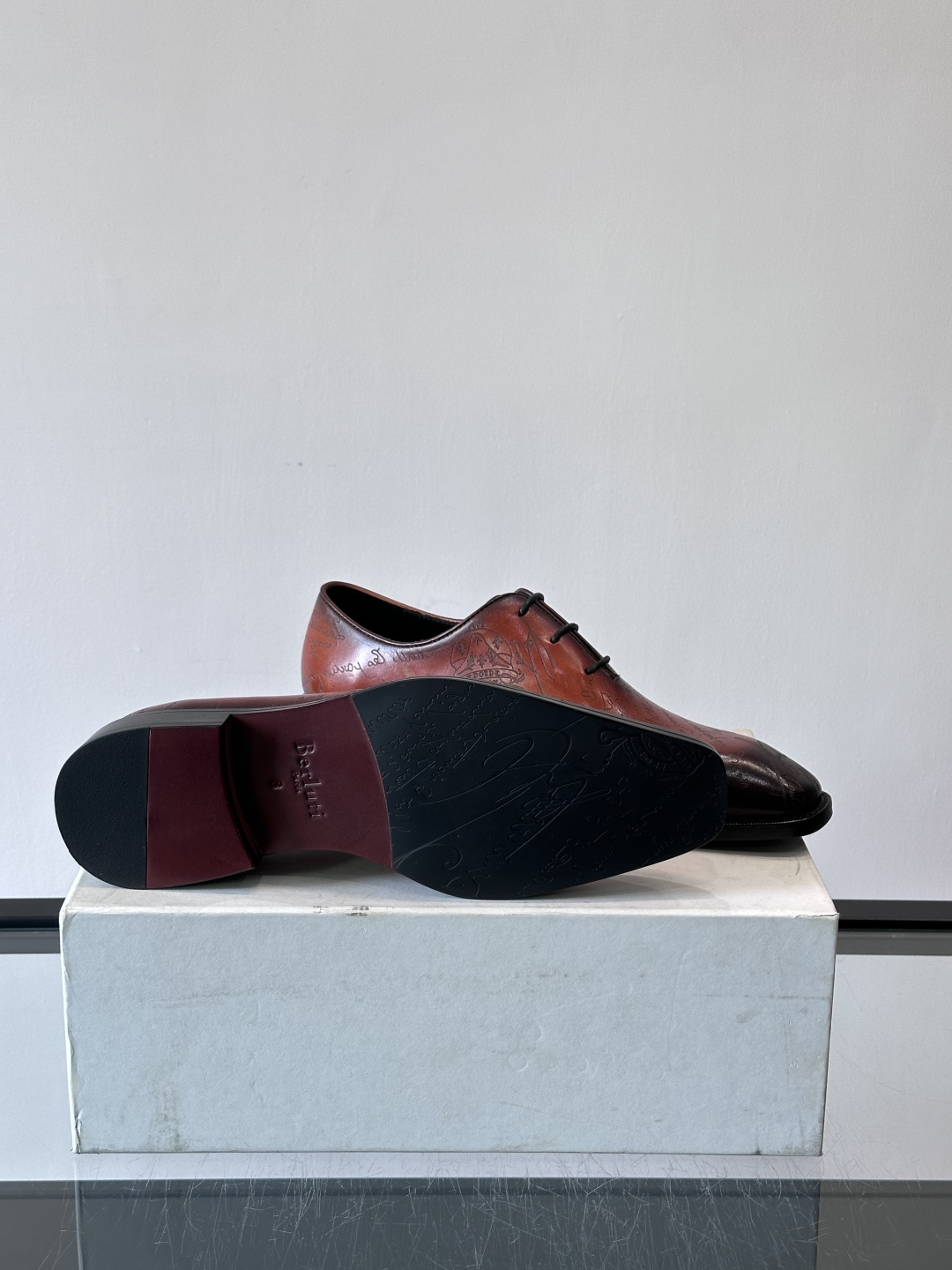 🖤Bur布鲁提这款男士商务皮鞋。真皮材质，质感细腻又耐用。经典系带+尖头，商务正式场合超适合！真皮大底，