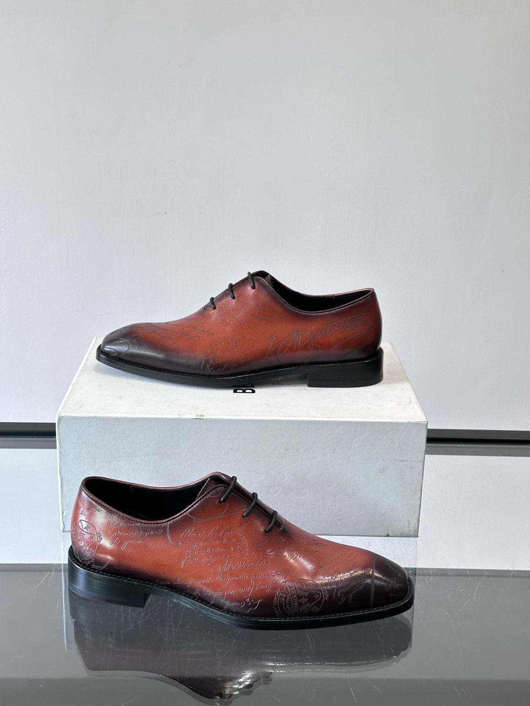 🖤Bur布鲁提这款男士商务皮鞋。真皮材质，质感细腻又耐用。经典系带+尖头，商务正式场合超适合！真皮大底，