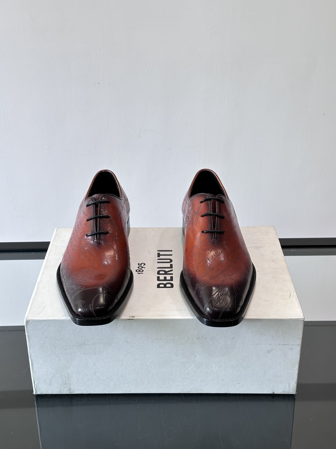 🖤Bur布鲁提这款男士商务皮鞋。真皮材质，质感细腻又耐用。经典系带+尖头，商务正式场合超适合！真皮大底，