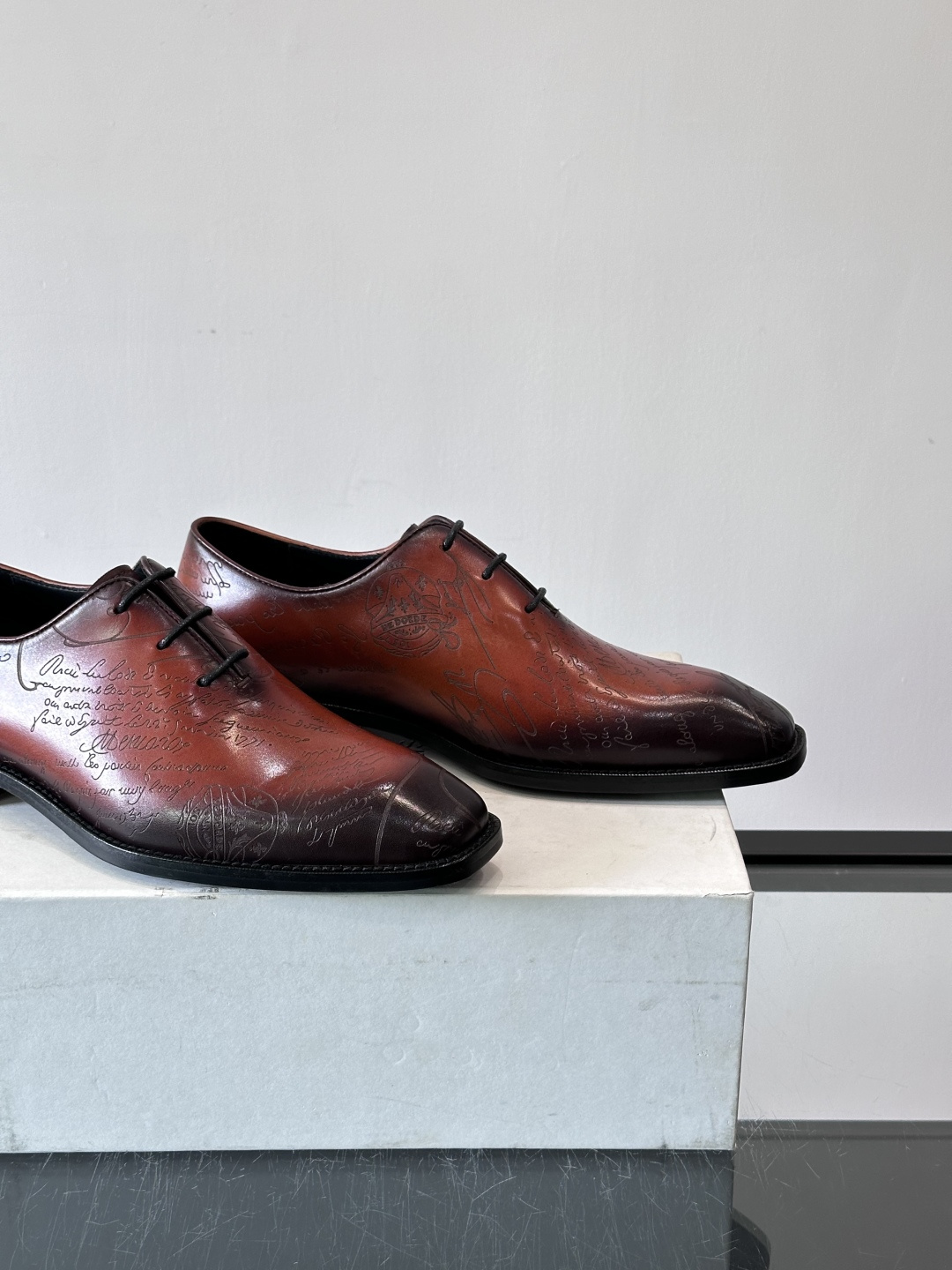 🖤Bur布鲁提这款男士商务皮鞋。真皮材质，质感细腻又耐用。经典系带+尖头，商务正式场合超适合！真皮大底，