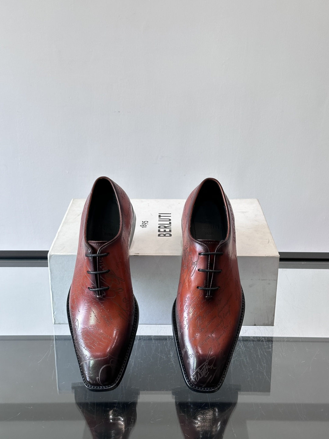 🖤Bur布鲁提这款男士商务皮鞋。真皮材质，质感细腻又耐用。经典系带+尖头，商务正式场合超适合！真皮大底，