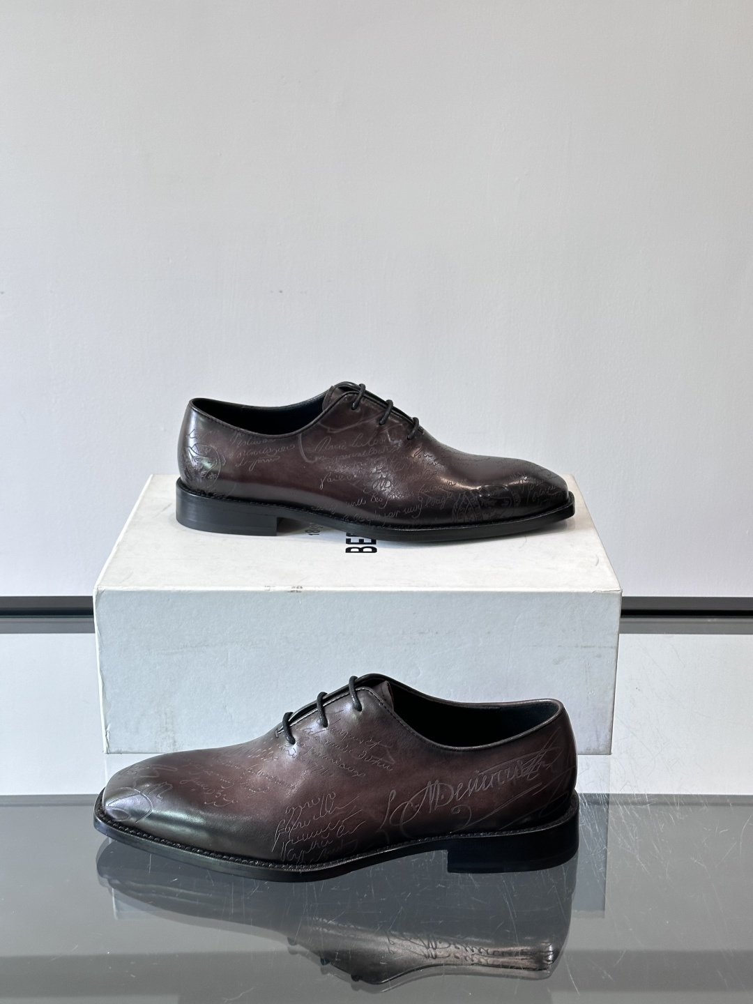 🖤Bur布鲁提这款男士商务皮鞋。真皮材质，质感细腻又耐用。经典系带+尖头，商务正式场合超适合！真皮大底，