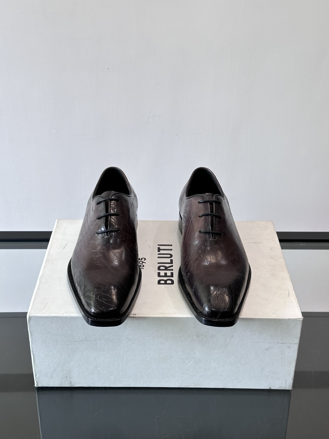 🖤Bur布鲁提这款男士商务皮鞋。真皮材质，质感细腻又耐用。经典系带+尖头，商务正式场合超适合！真皮大底，