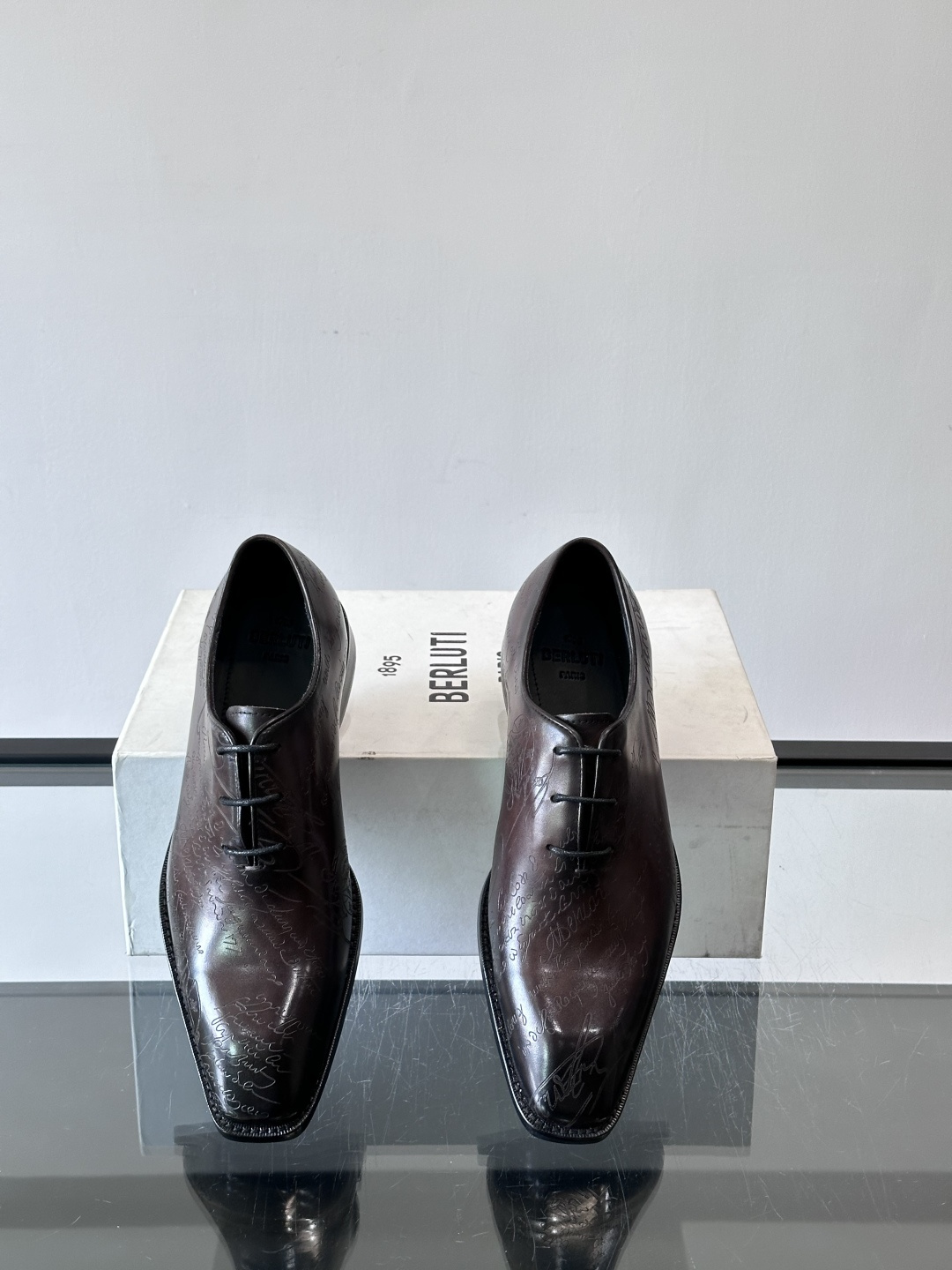 🖤Bur布鲁提这款男士商务皮鞋。真皮材质，质感细腻又耐用。经典系带+尖头，商务正式场合超适合！真皮大底，