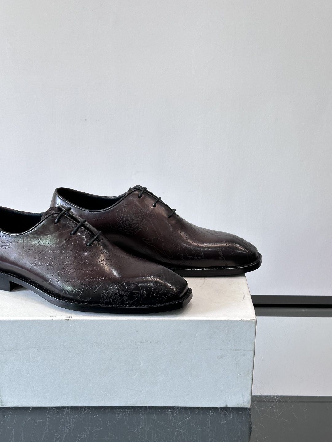 🖤Bur布鲁提这款男士商务皮鞋。真皮材质，质感细腻又耐用。经典系带+尖头，商务正式场合超适合！真皮大底，